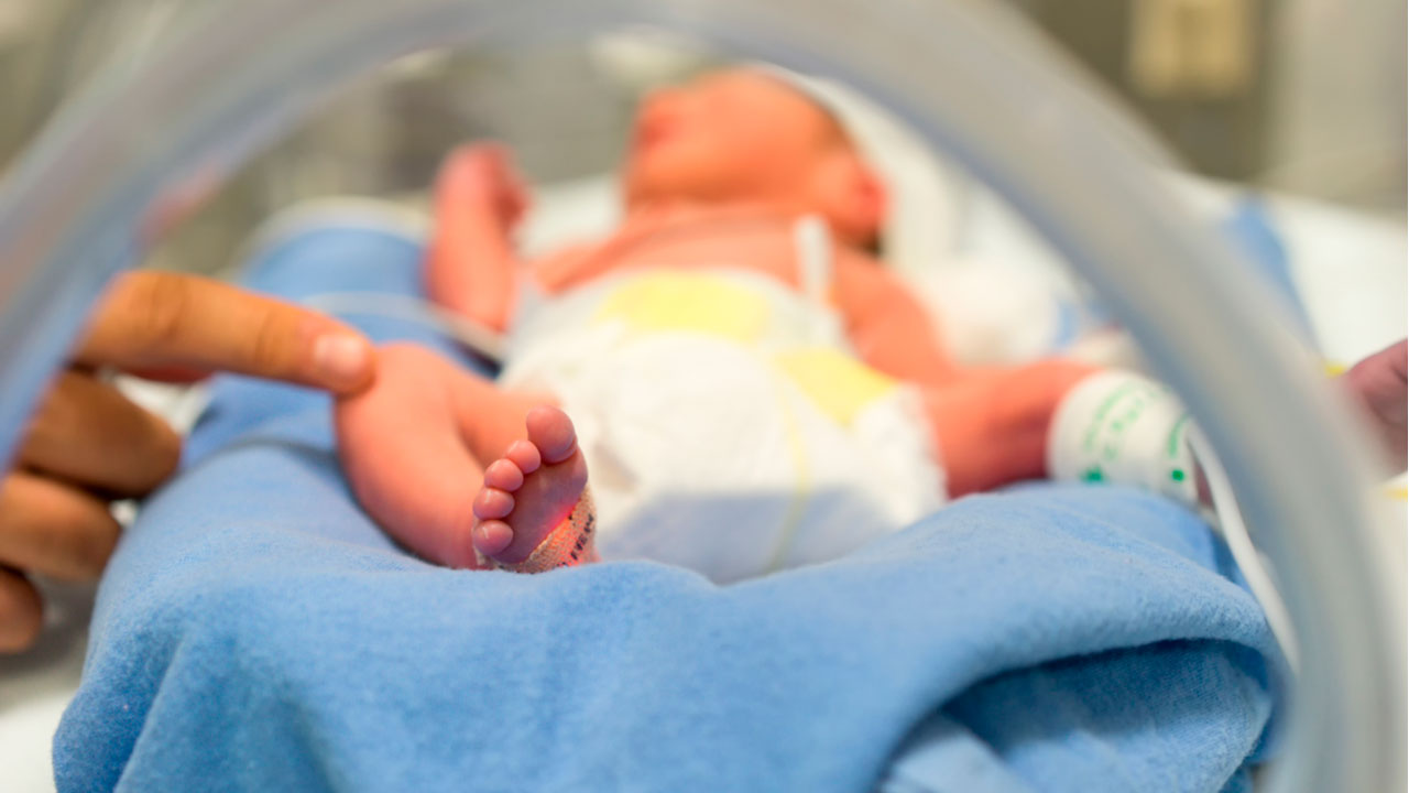 Separar a madres con Covid de sus recién nacidos aumenta riesgos para los bebés: OMS