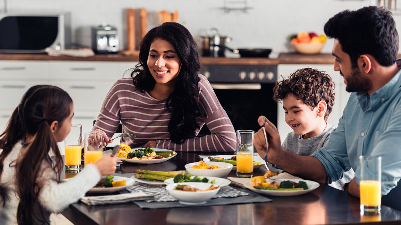 Cómo crear ambientes saludables para comer en familia