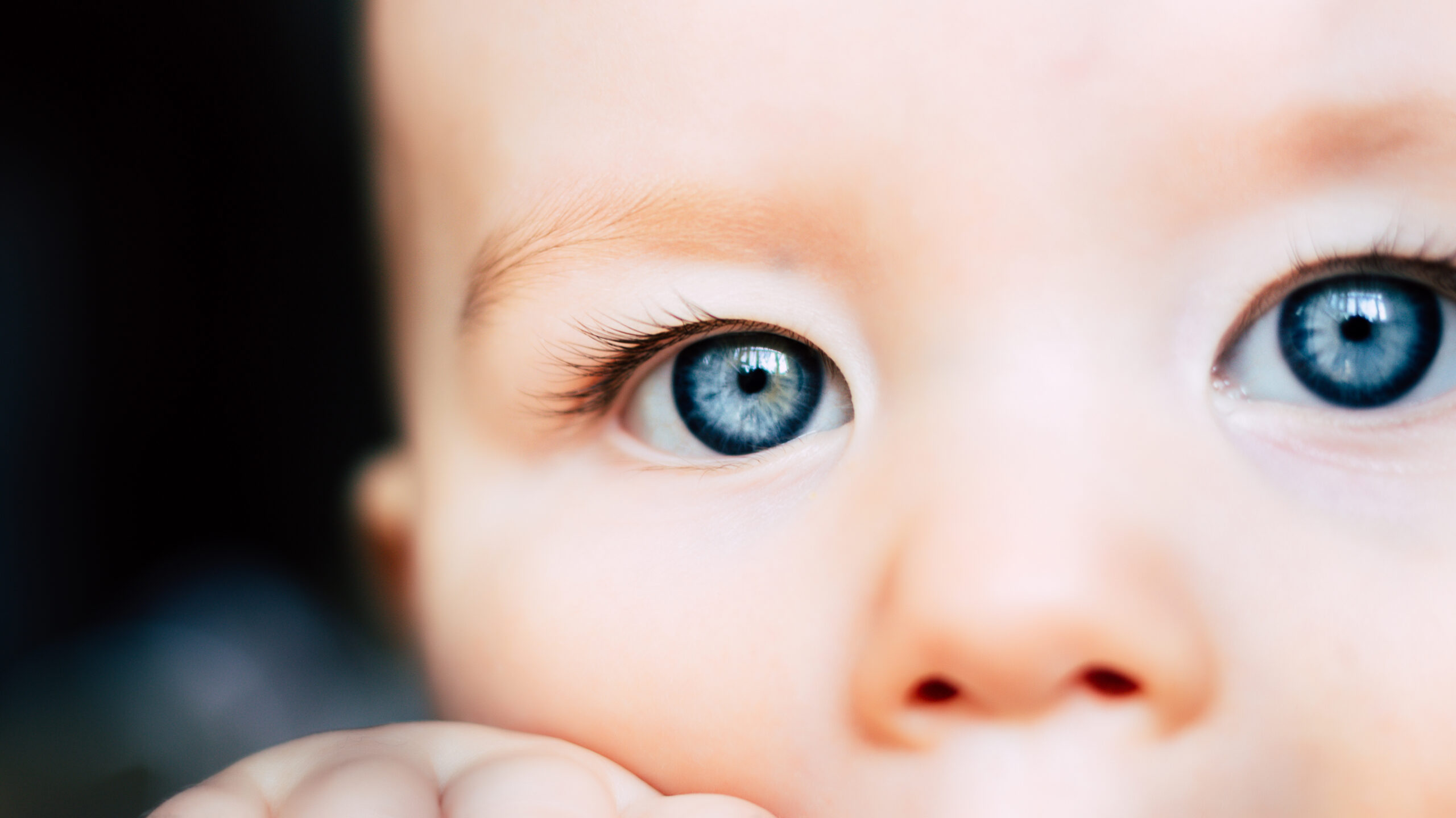 ¿Cuándo le deben examinar los ojos a mi bebé?