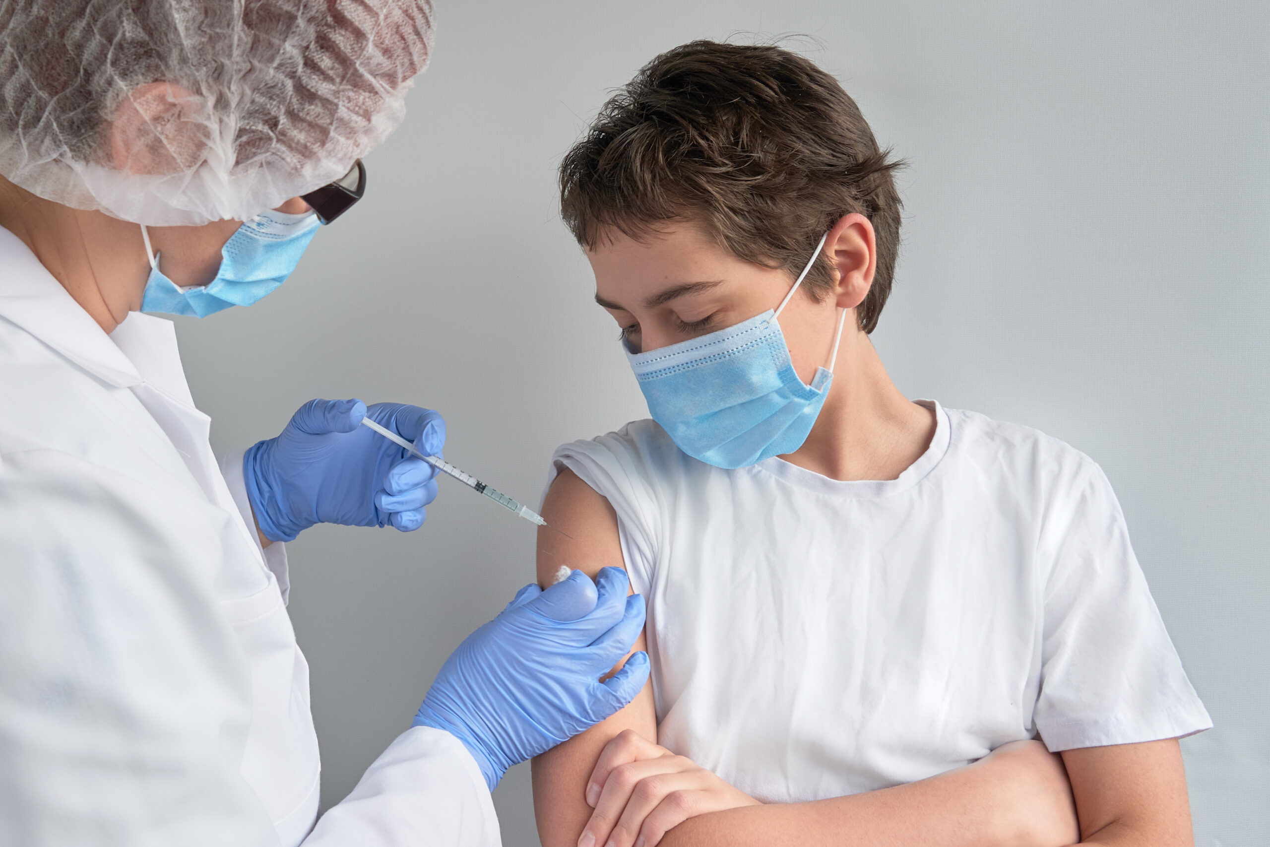 Anuncian vacunación contra COVID-19 a niños entre 15 y 17 años sin comorbilidades