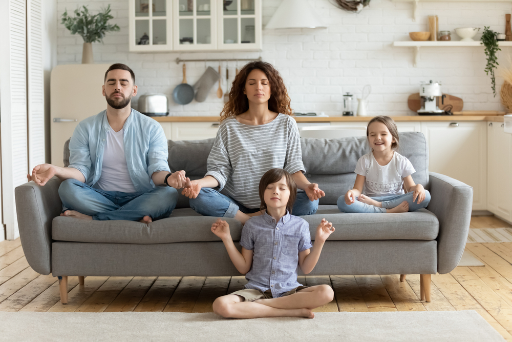 Familia meditando