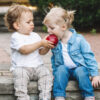 Niños compartiendo manzana