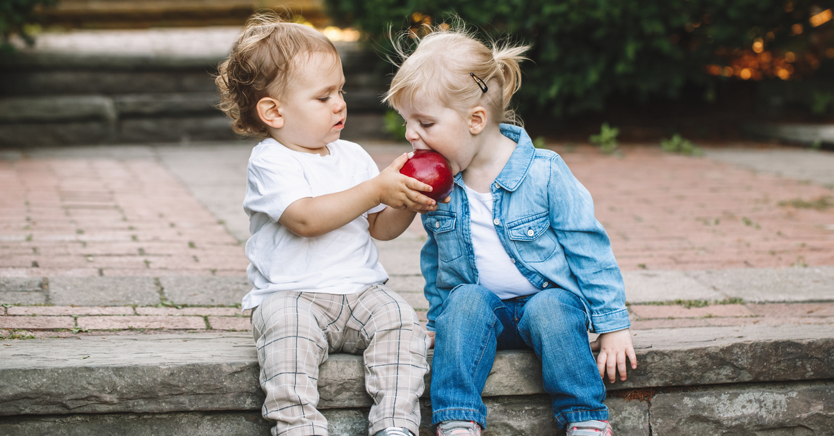 Niños compartiendo manzana