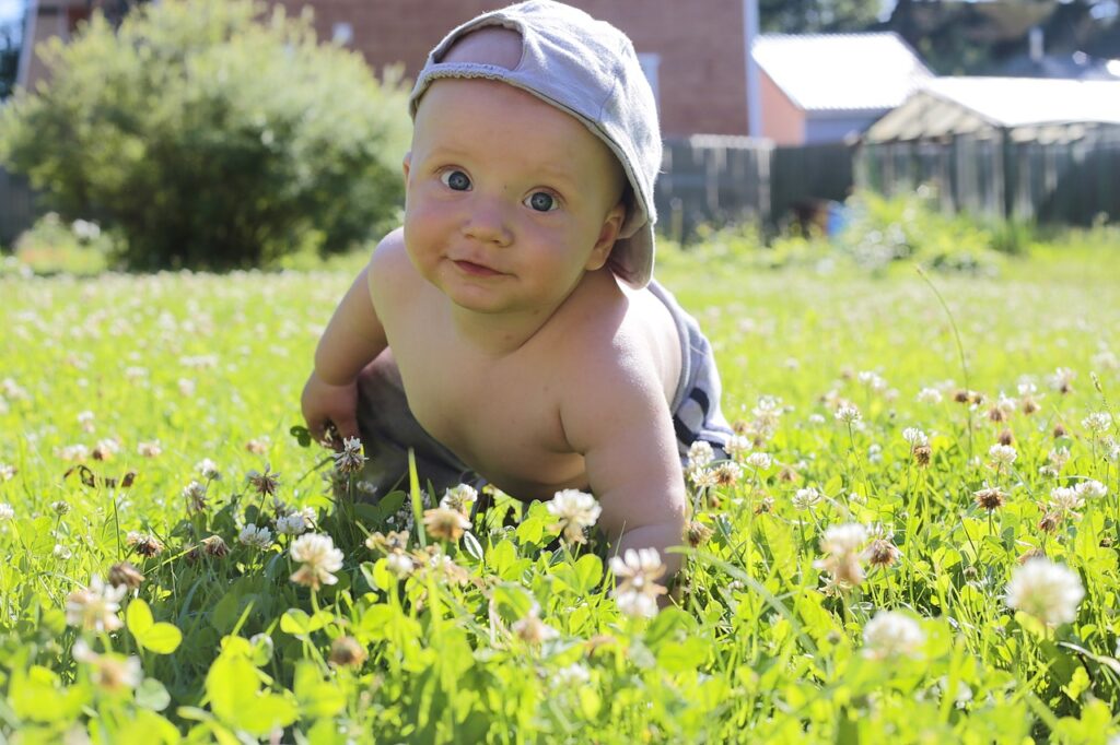 Bebé en el campo en un día soleado