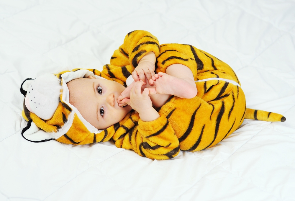 Bebé con disfraz de tigre