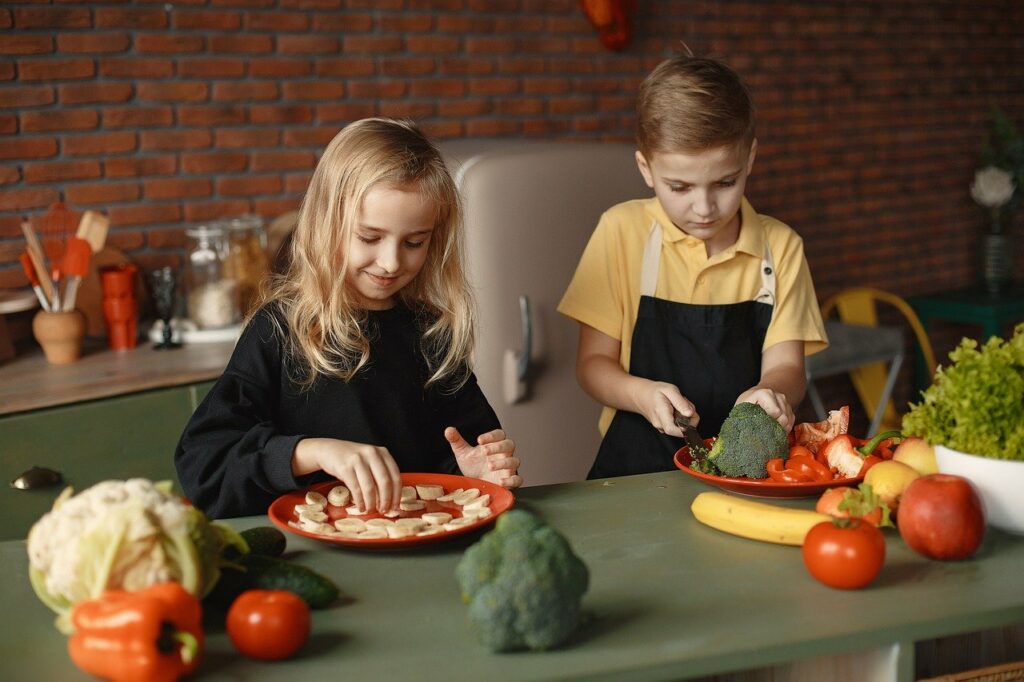 Niños cocinando con verduras