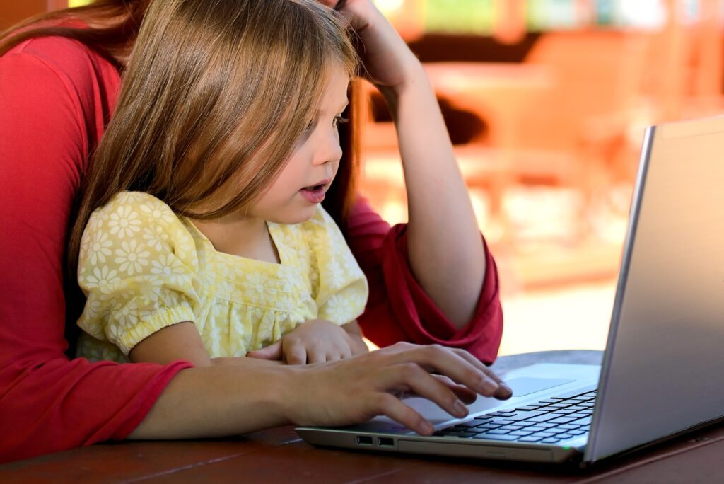 Children of Millennial moms can multitask. Photo: Pxhere