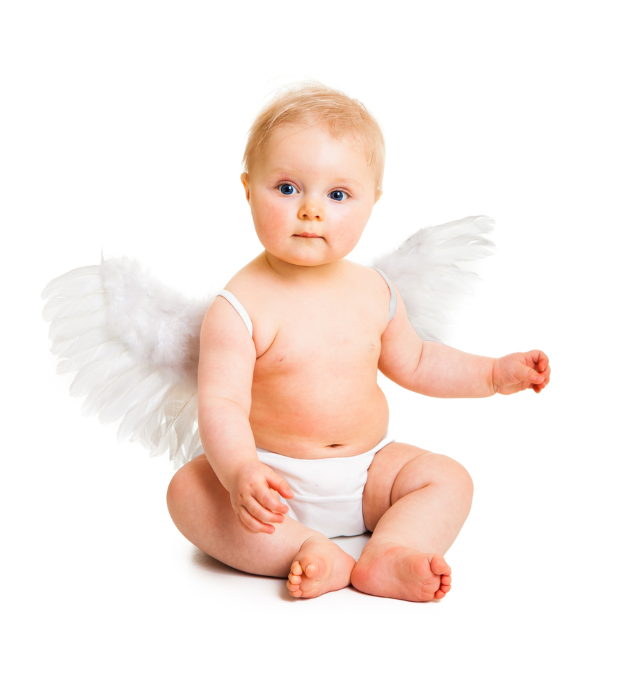 Bebé disfrazado de cupido con alas
