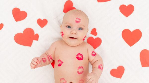 Bebé con corazones y besos