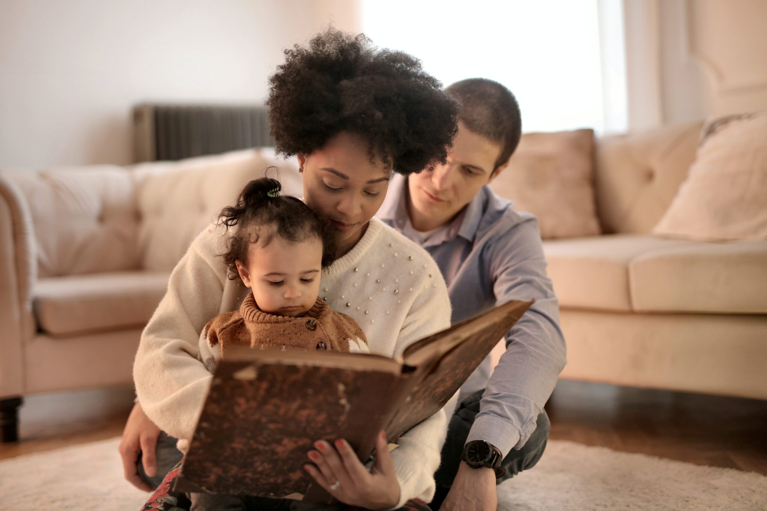 Padres leyendo mindfulness a su hija