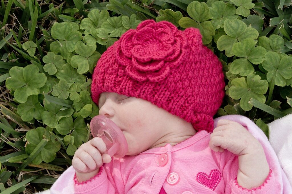 bebé con gorro rosa