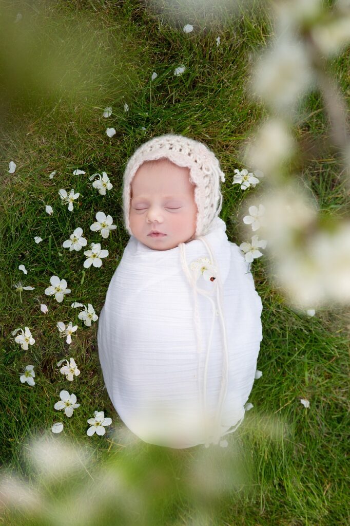 Bebé con flores en primavera