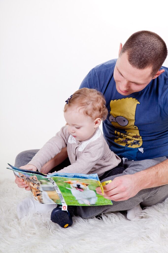 Papá con su hija leyendo un cuento