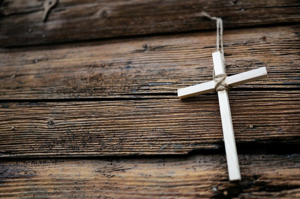 Cruz de madera en Semana Santa 2022