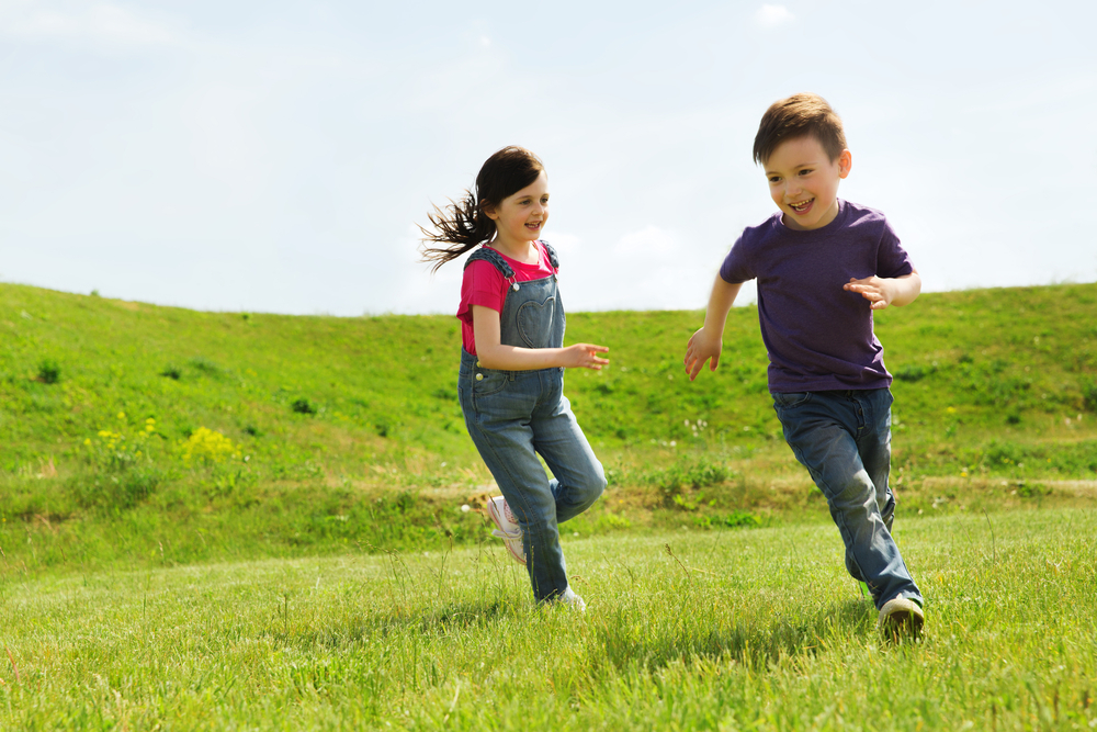 Niños corriendo al aire libre en primavera
