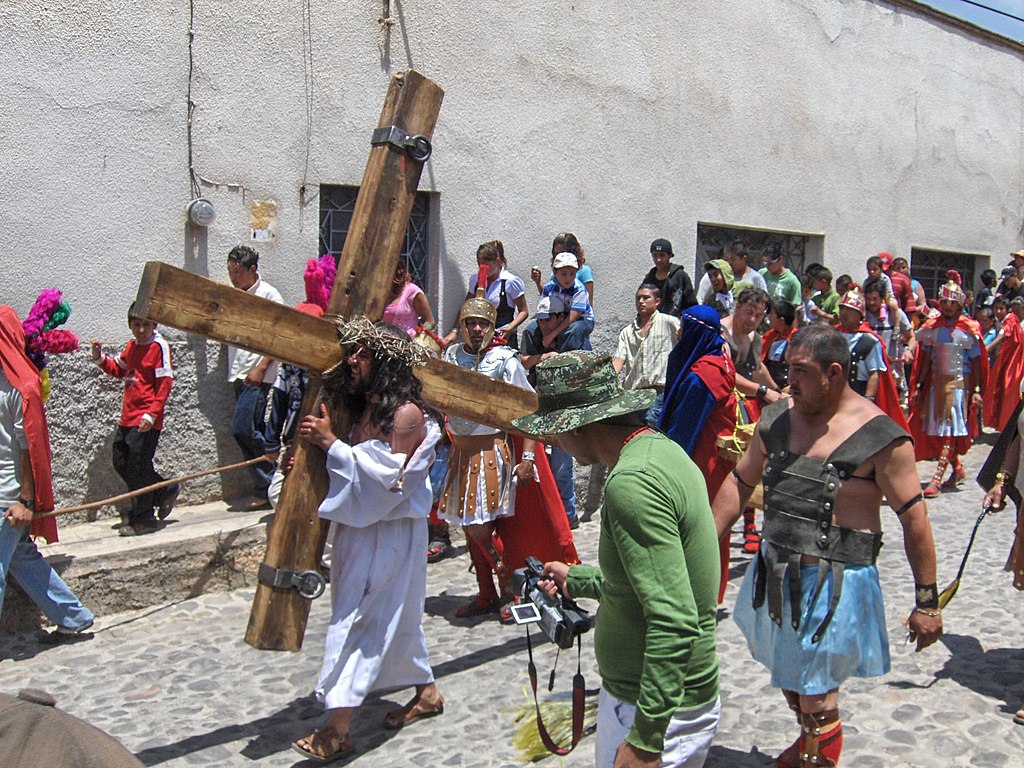 Jesús cargando su cruz en Viernes Santo