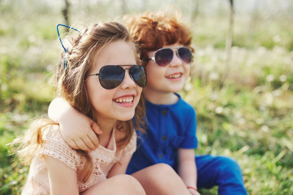 Niños con estilo y lentes de sol