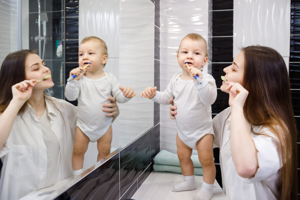 bebé cepillándose los dientes 