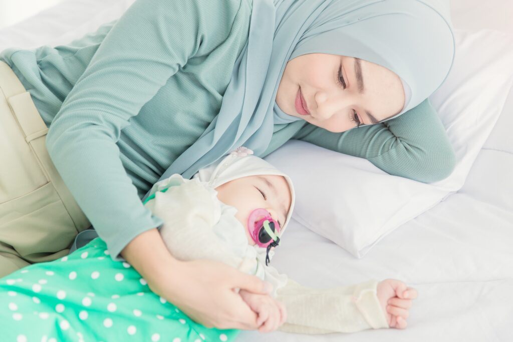 mujer con su bebé con nombres árabes para niña
