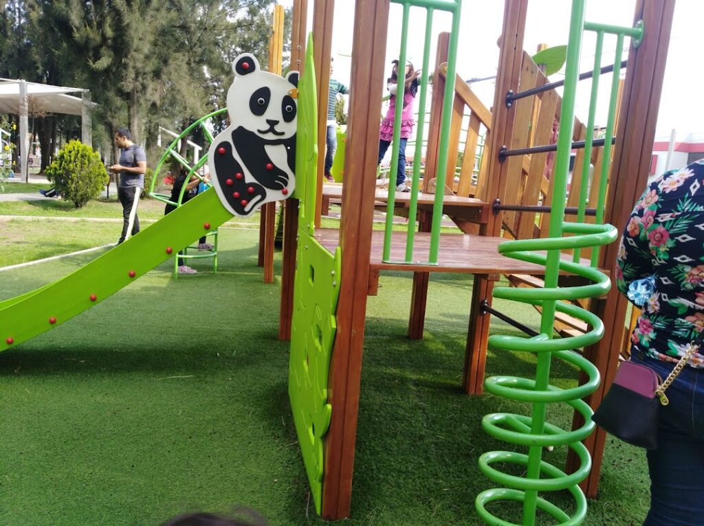 juegos en el parque de las niñas y los niños
