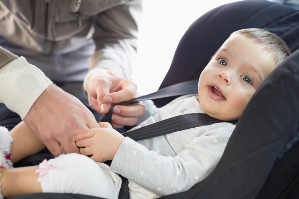bebé en silla de seguridad en viaje en carretera 
