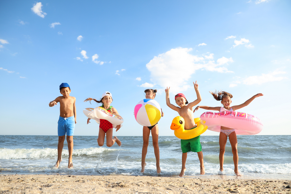 niños en la playa vacaciones Calendario SEP 2022-2023 