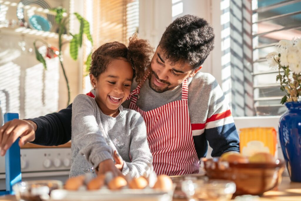 Cocinar con niños, desde niños pequeños hasta adolescentes, tiene muchos beneficios