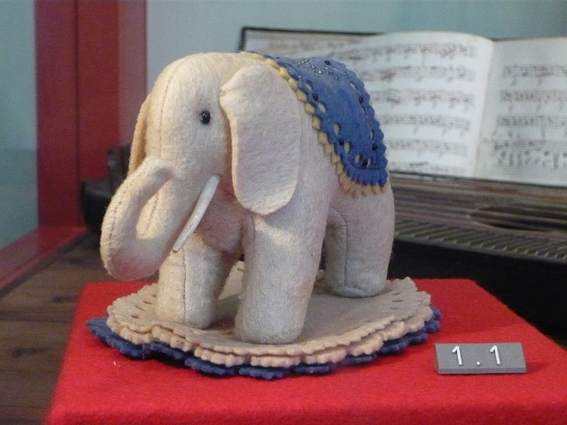 Este elefantito es considerado el primer muñeco de felpa, hecho por Margarete Steiff. 