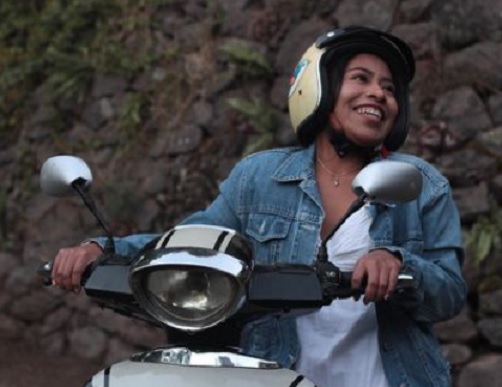 Yalitza en moto, rodaje Presencias