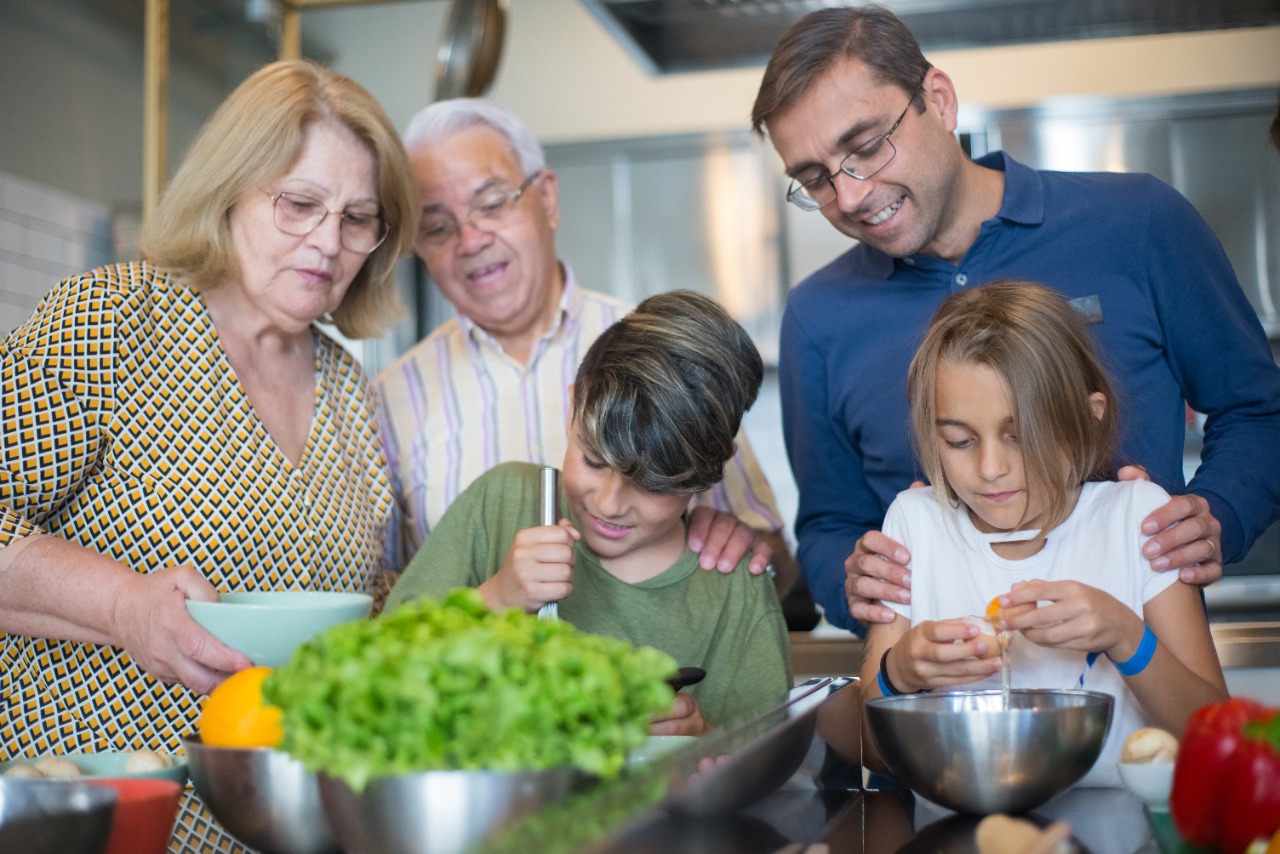 Beneficios de cocinar con niños: ¿por qué es bueno que tus hijos te ayuden?