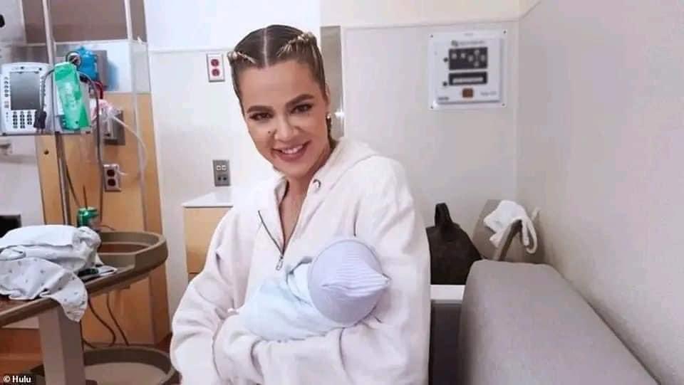 Khloé Kardashian muestra a su bebé, le llueven críticas