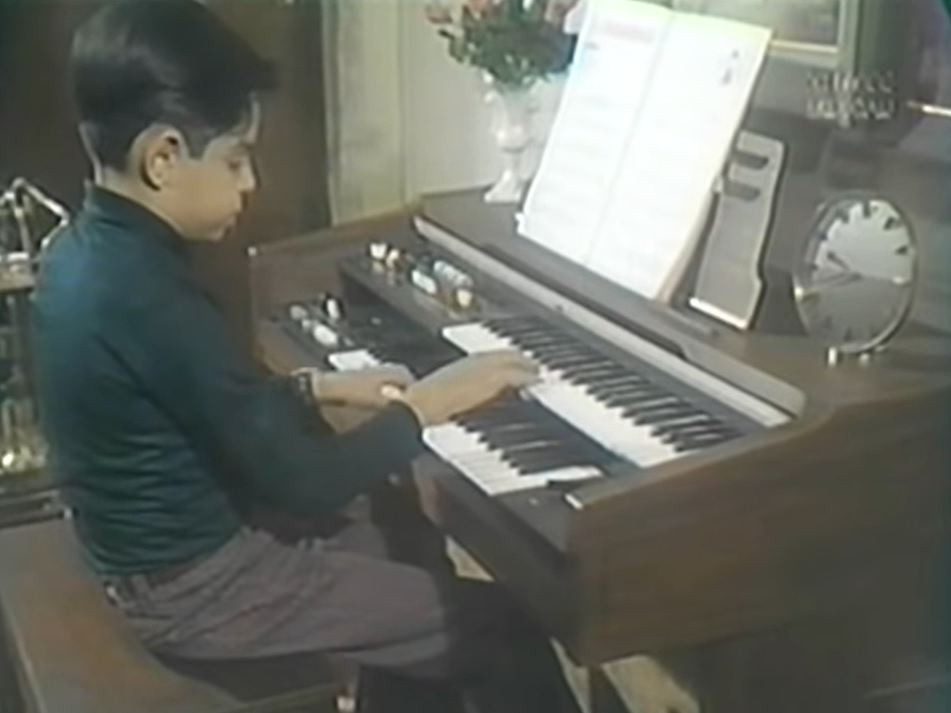 Eugenio Derbez de niño tocando el piano.