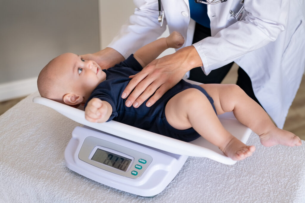 Cuando un bebé nace lo normal es que pese alrededor de los tres kilogramos