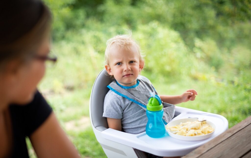 Comer es una actividad social muy importante y los niños aprenden habilidades sociales básicas cuando comen con otros.