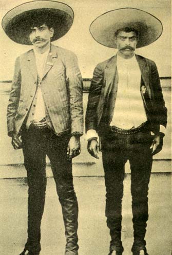 Zapata (derecha) junto a su hermano Eufemio, c. 1910.