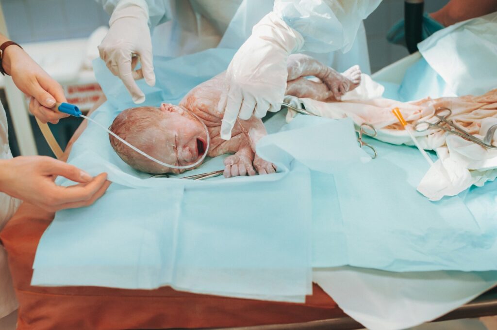 Todos los recién nacidos pasan por pruebas el primer día. 