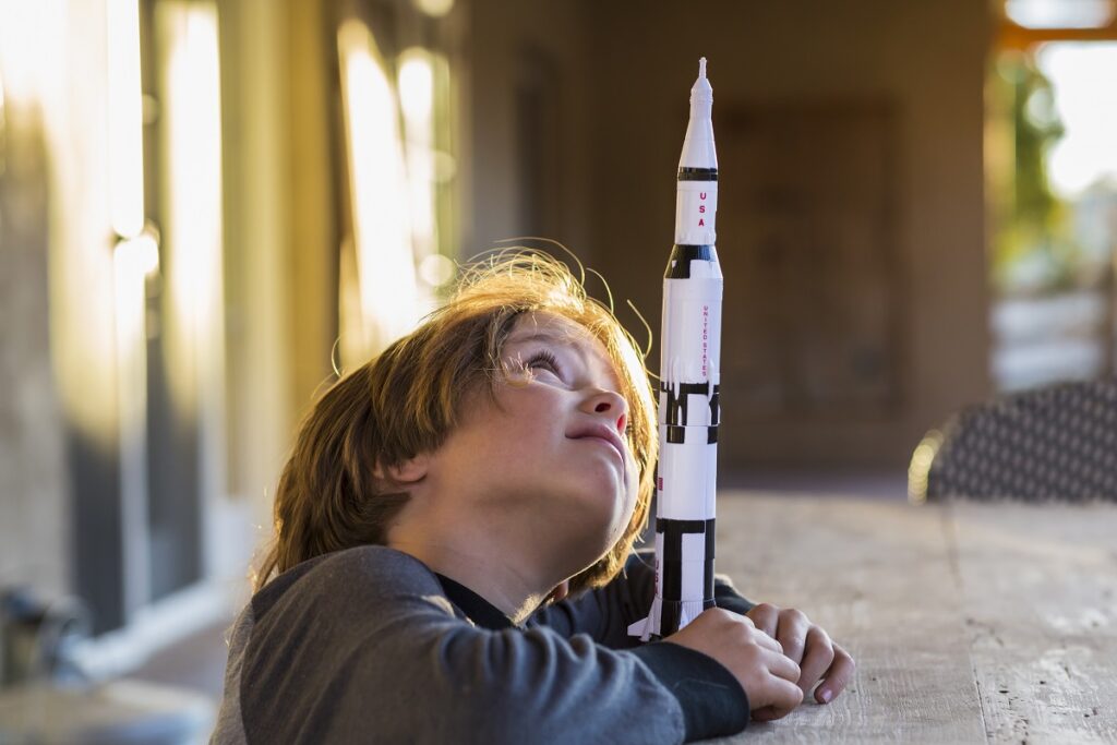 Niño con cohete a escala