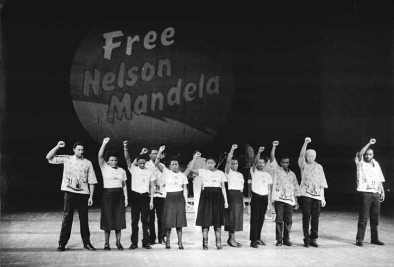 Jóvenes alemanes piden liberen a Nelson Mandela
