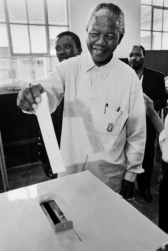 1994, Mandela emite su voto.